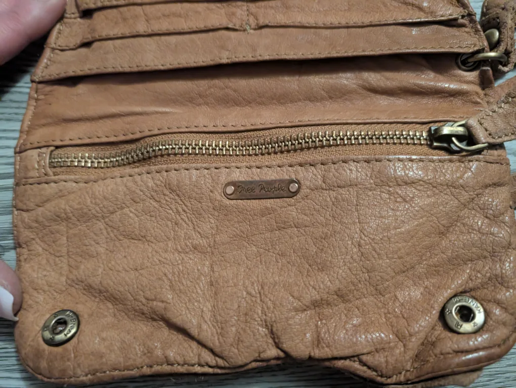 👛Free People Distressed Leather Wallet👛 image indicator(3)