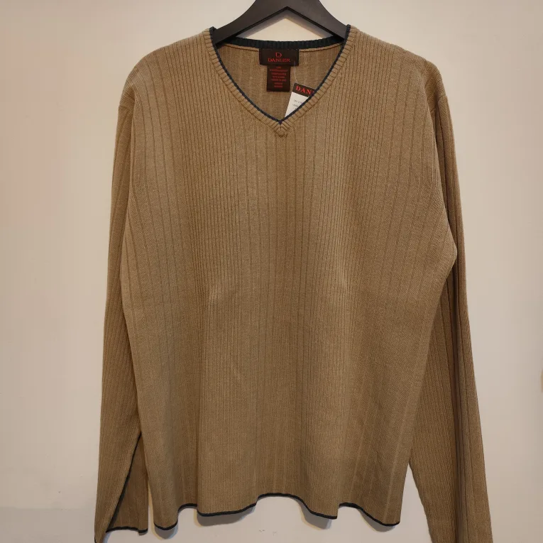 Brand New Danier V-Neck Sweater - Size Large thumbnail