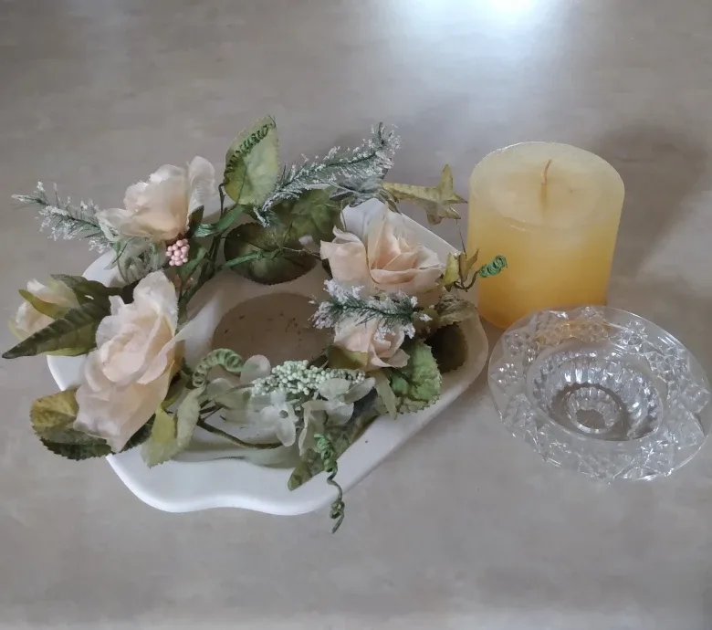 4 Pcs Scented Candle with Floral Arrangement on ceramic vase thumbnail