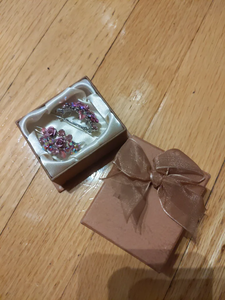 Vintage Hair Clips - Floral Design thumbnail