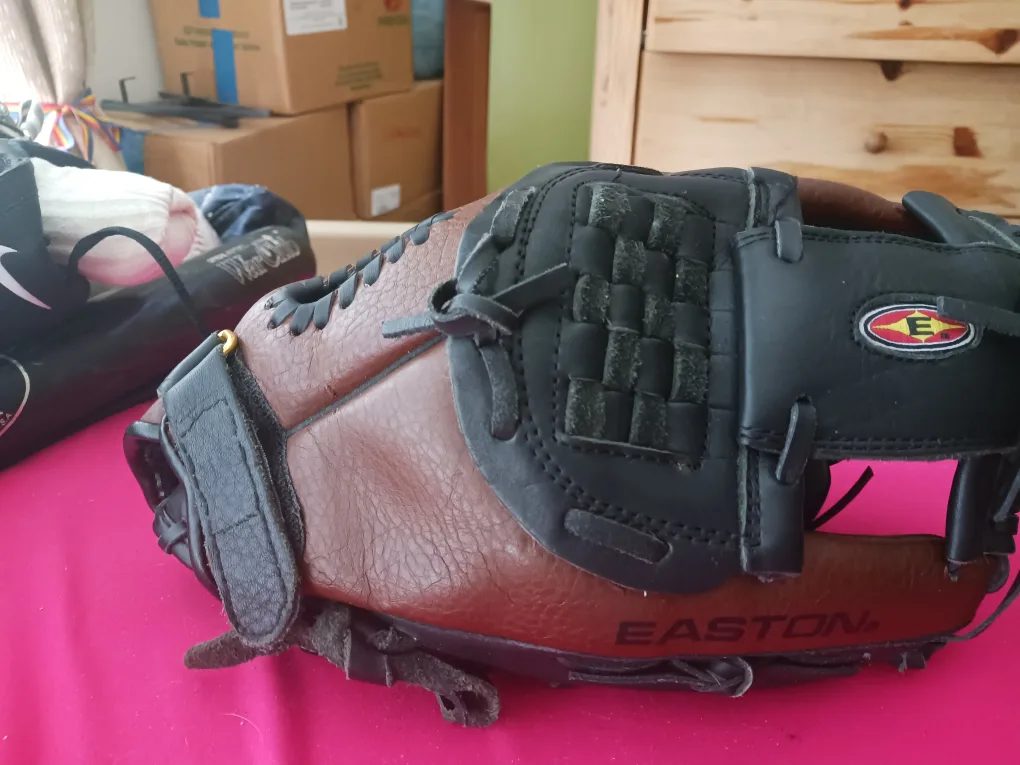 Louisville Slugger Softball Bag & Accessories image indicator(2)