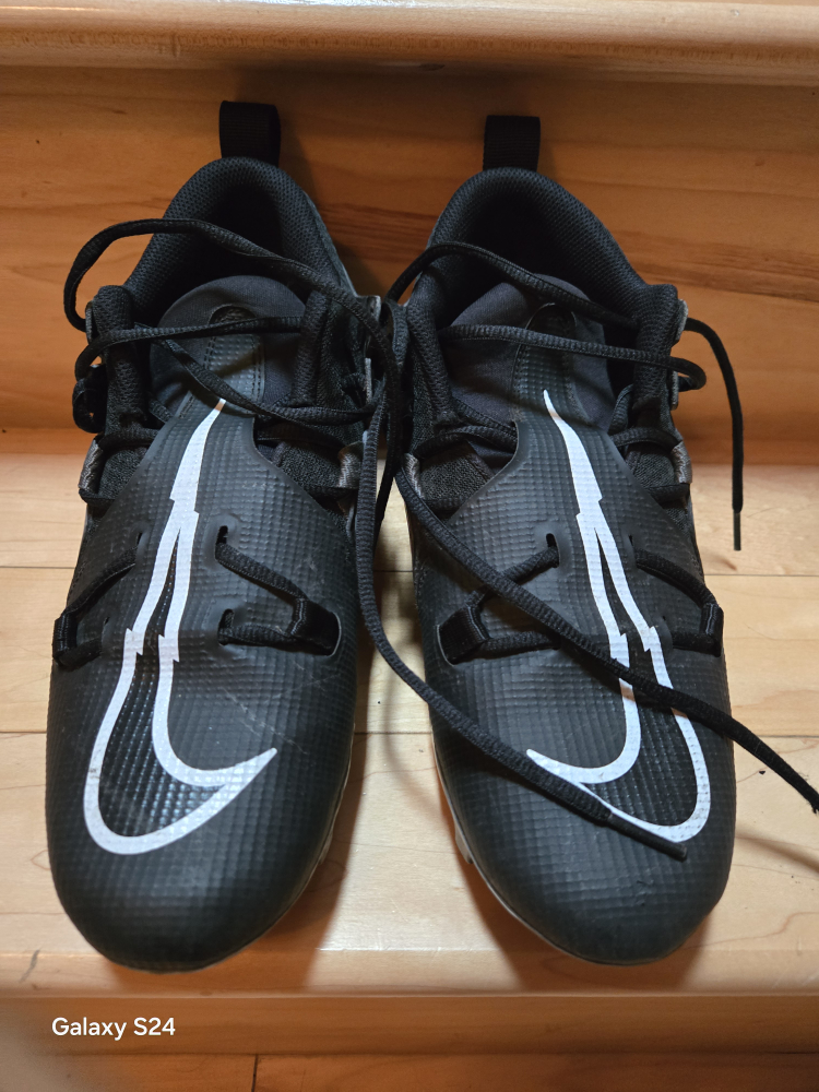 Nike Alpha Menace Pro 3 Football Cleats