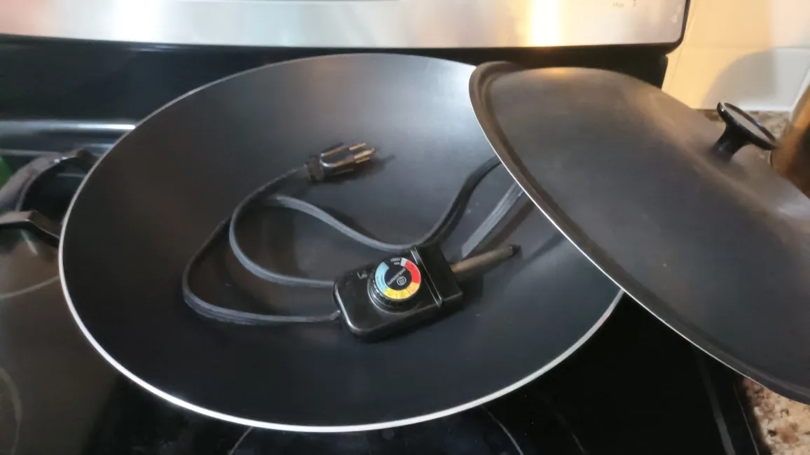 Electric Wok with Lid image indicator(2)