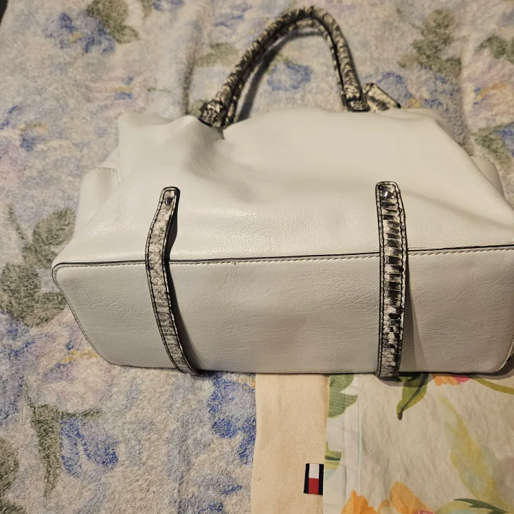 Guess Tote Bag snake printed.New image indicator(3)