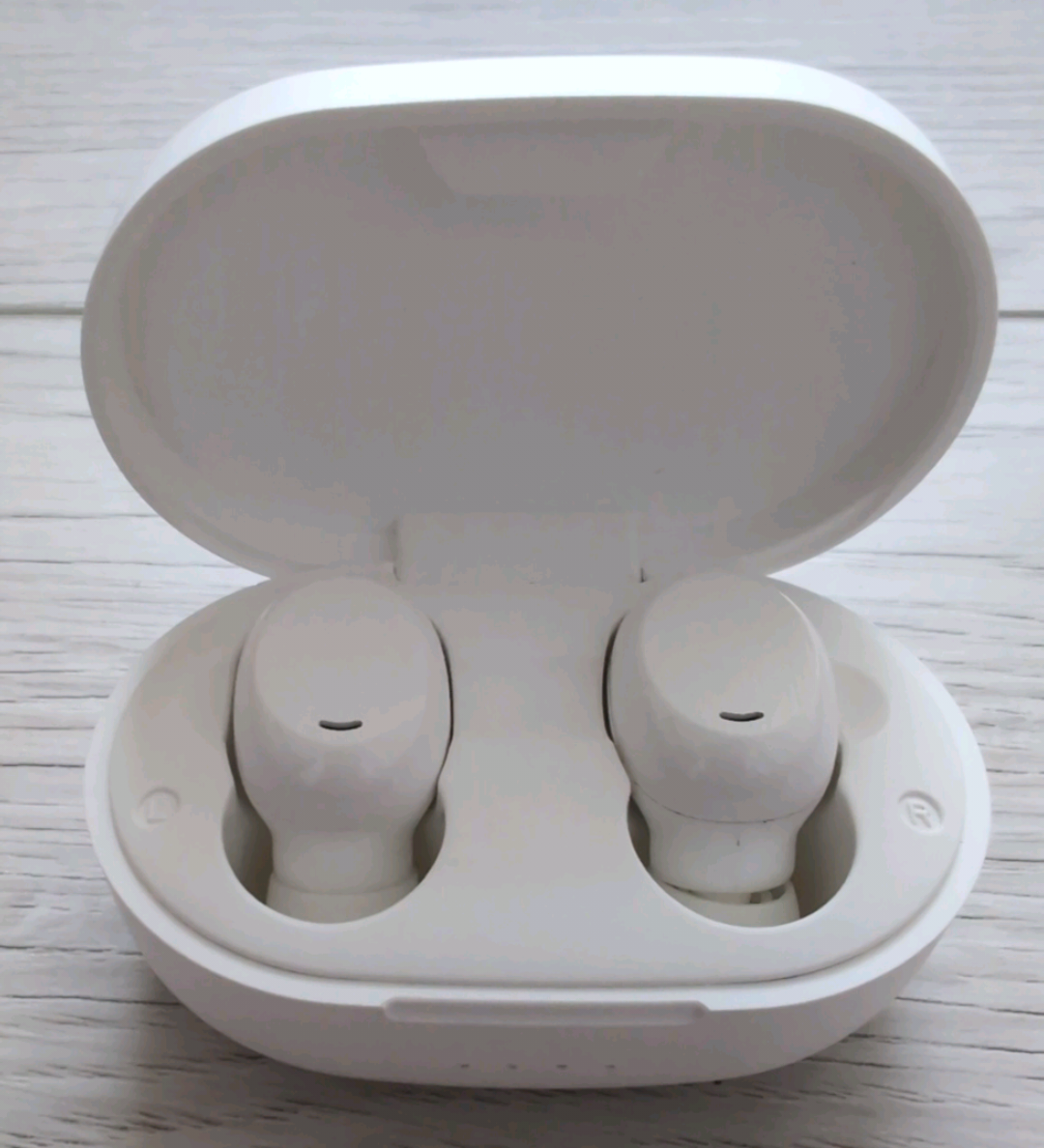 Press Play White Wireless Earbuds