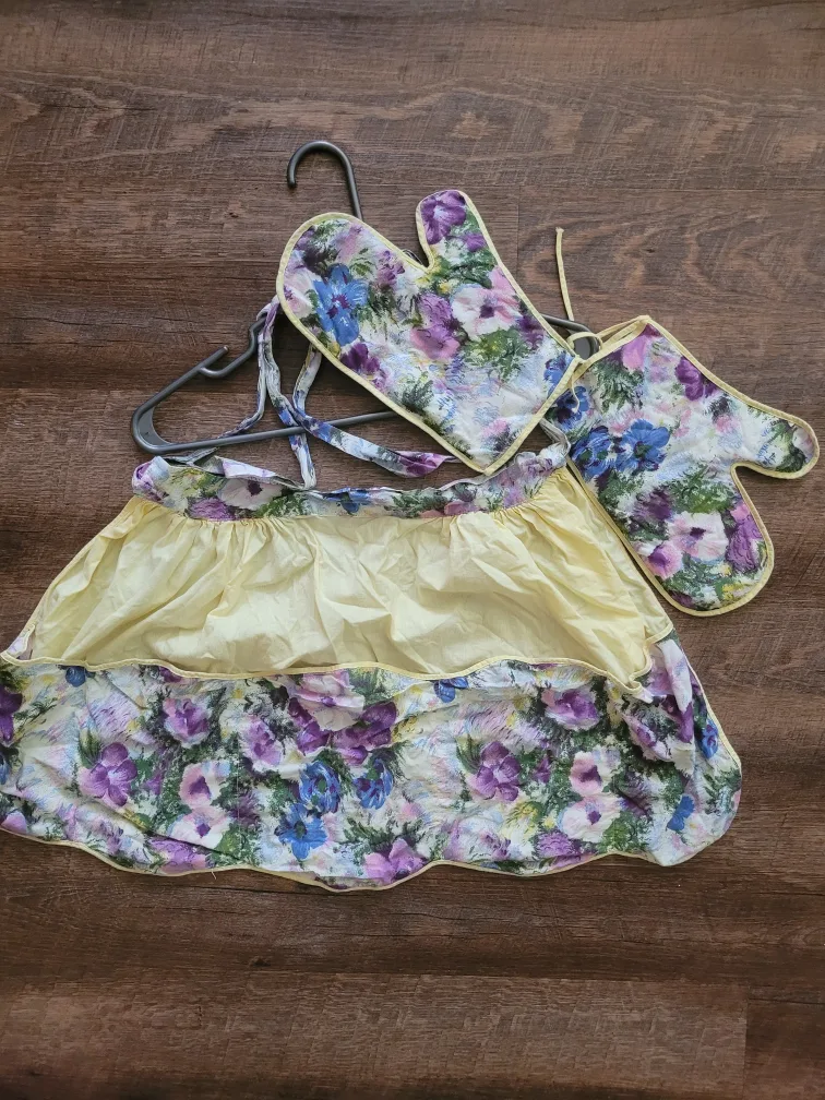 Vintage Handmade Apron  & Oven Mitts 🇨🇦 thumbnail