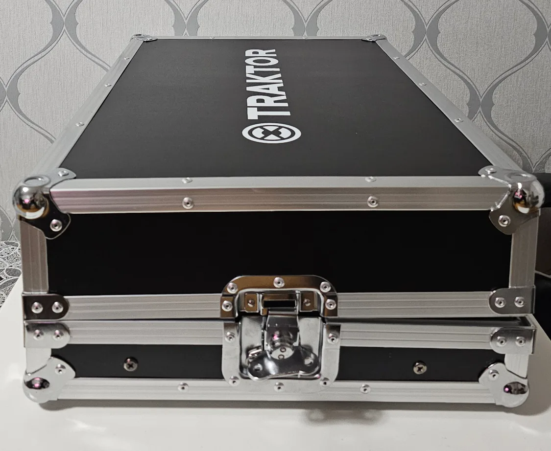 Traktor Kontrol S3 DJ Controller with Case image indicator(5)