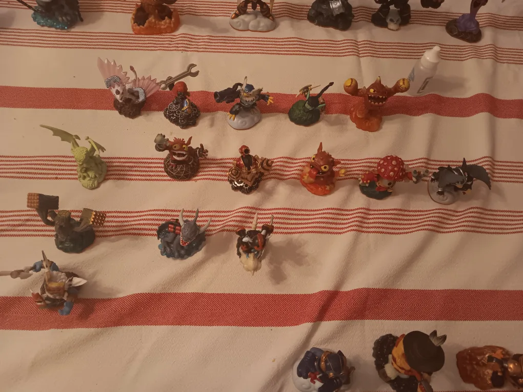 Skylanders Figures Lot image indicator(2)