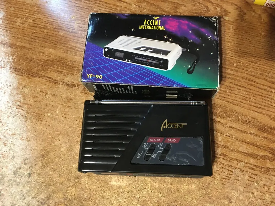 Accent International YF-90 AM/FM Clock Radio thumbnail