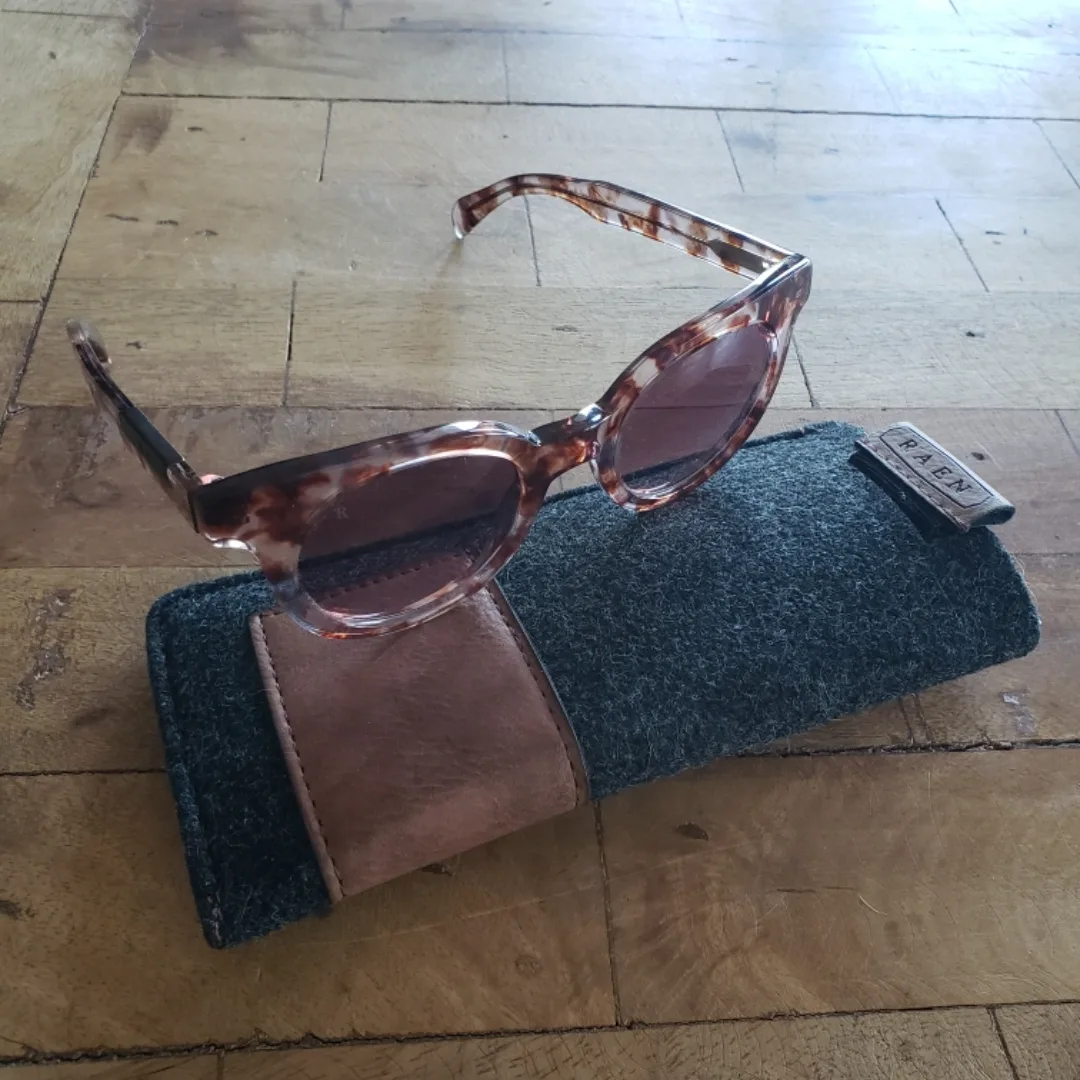 RAEN Sunglasses with Case image indicator(3)
