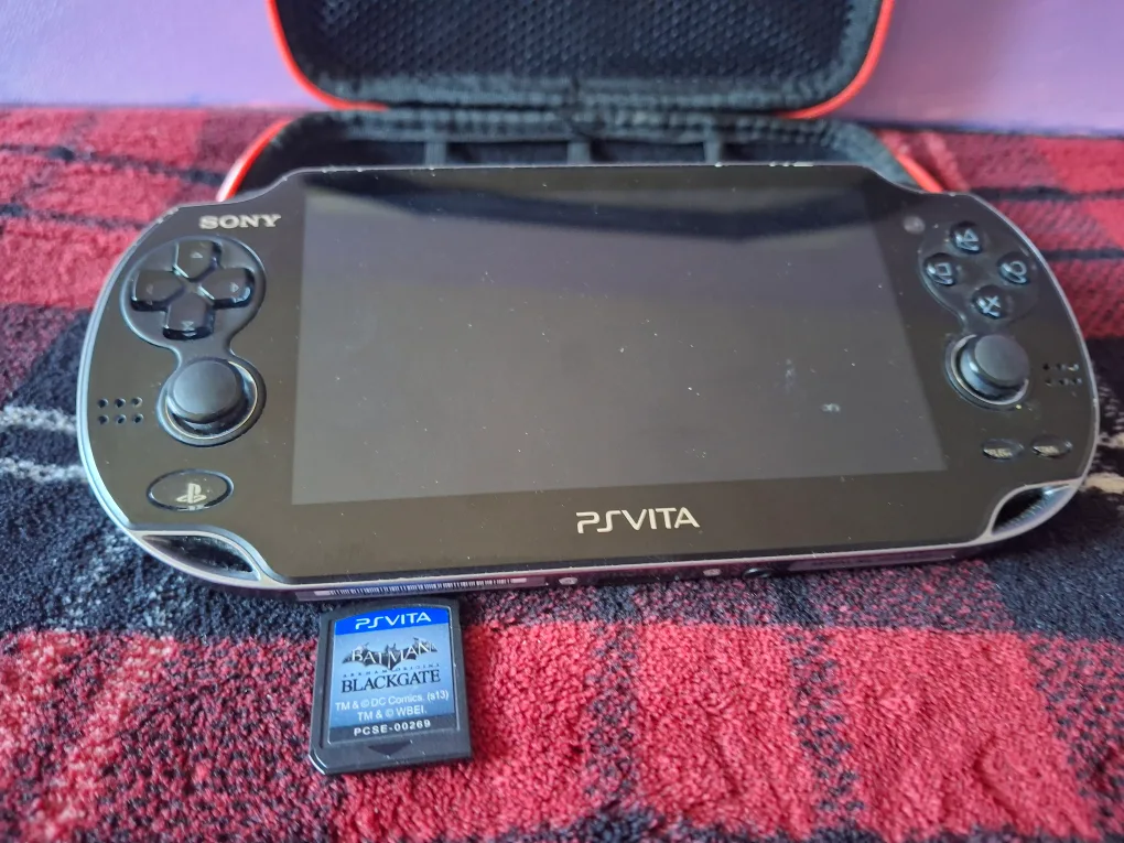Sony PlayStation Vita PCH-1001 with Case & batman game image indicator(8)