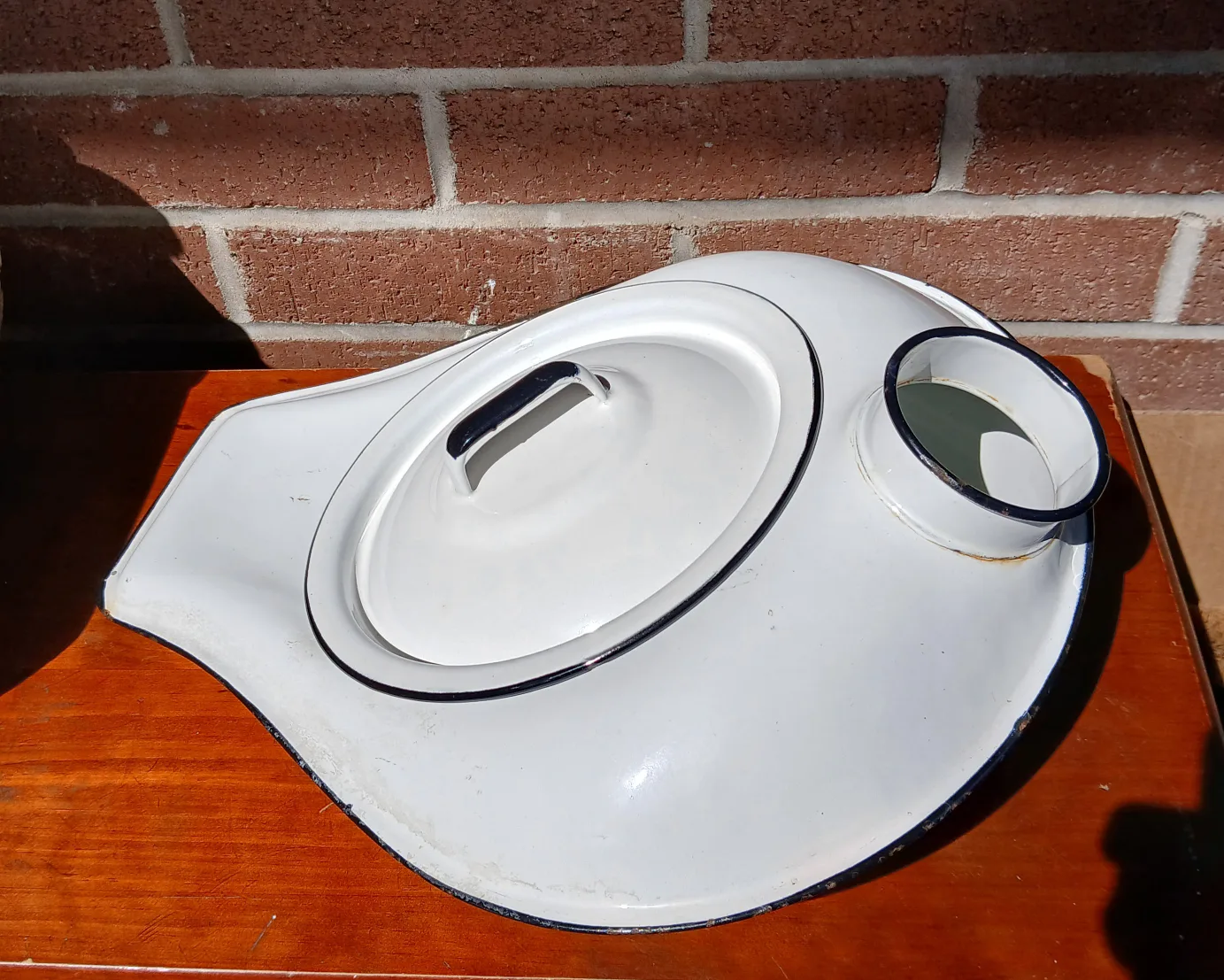 Vintage White GSW Enamel Bed Pans image indicator(2)