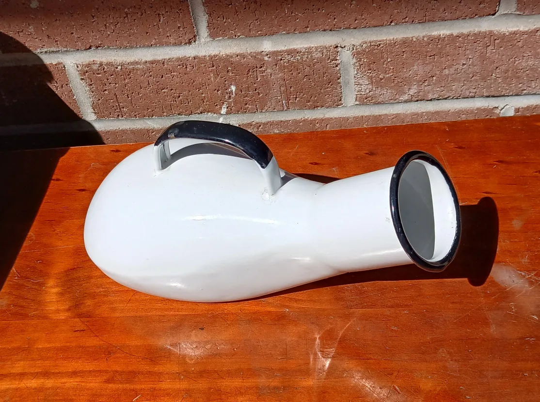 Vintage White GSW Enamel Bed Pans image indicator(3)