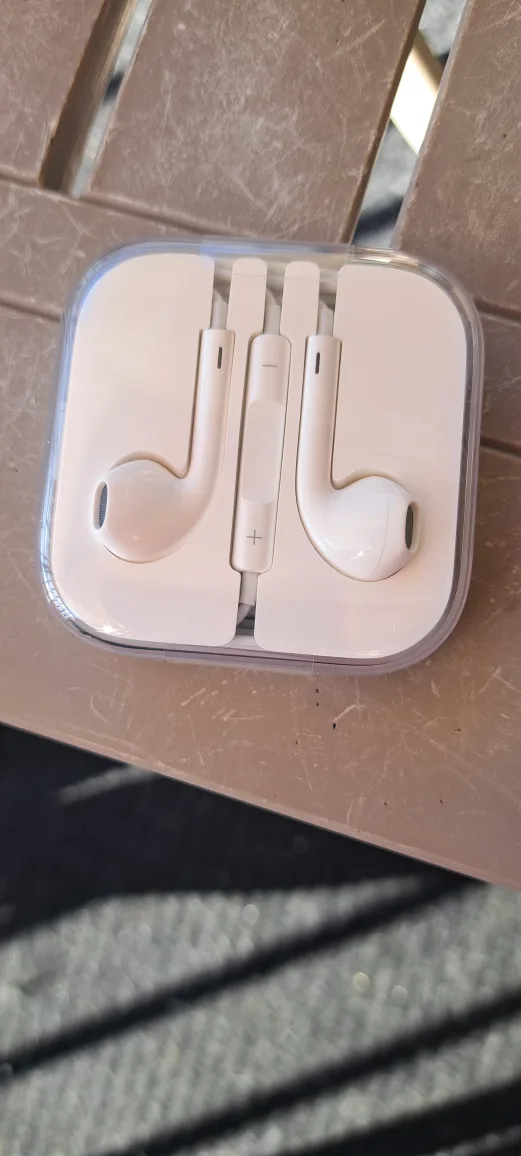 Apple EarPods with 3.5mm Headphone Plug - New thumbnail