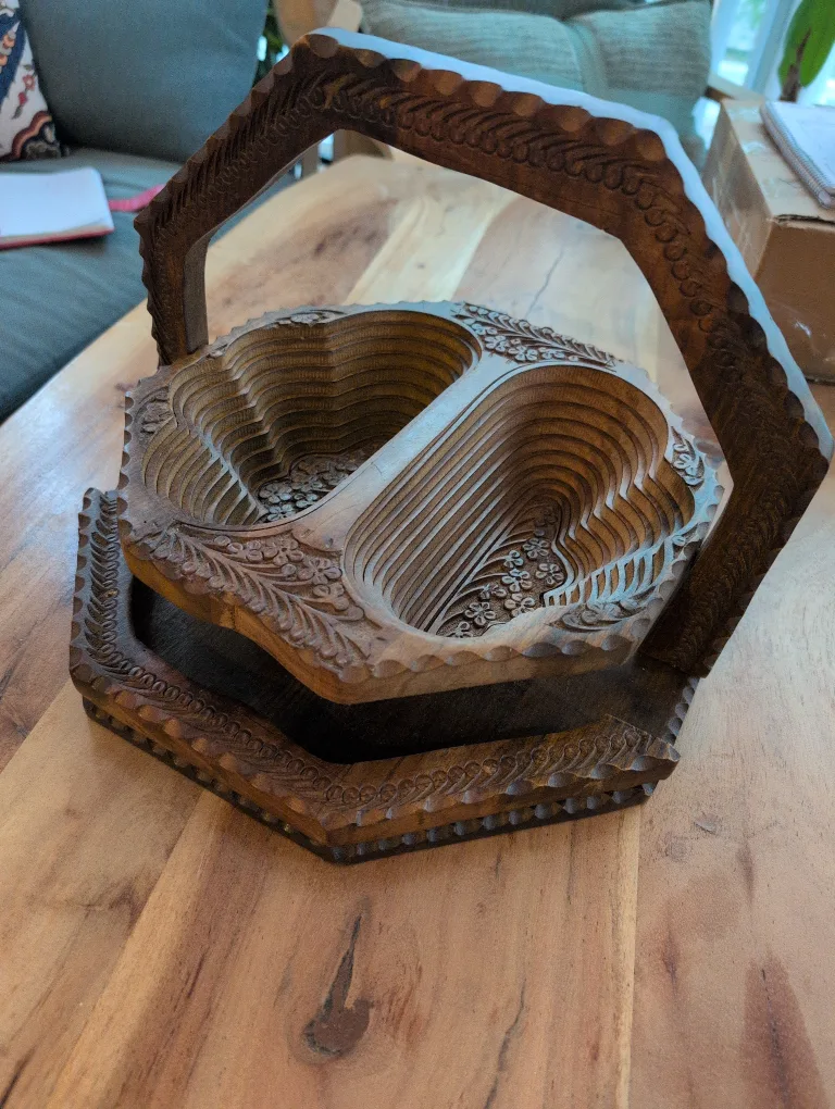 Intricate Wooden Collapsible Basket Serving 🇨🇦 thumbnail