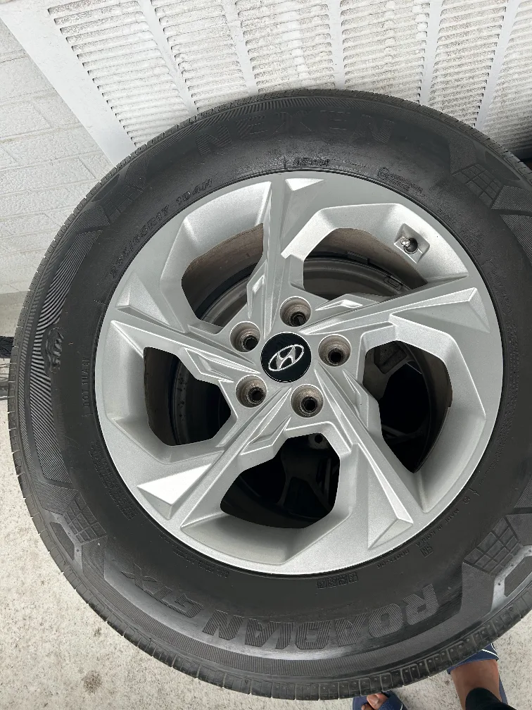 Hyundai 235/65R17 Tires on Rims image indicator(2)