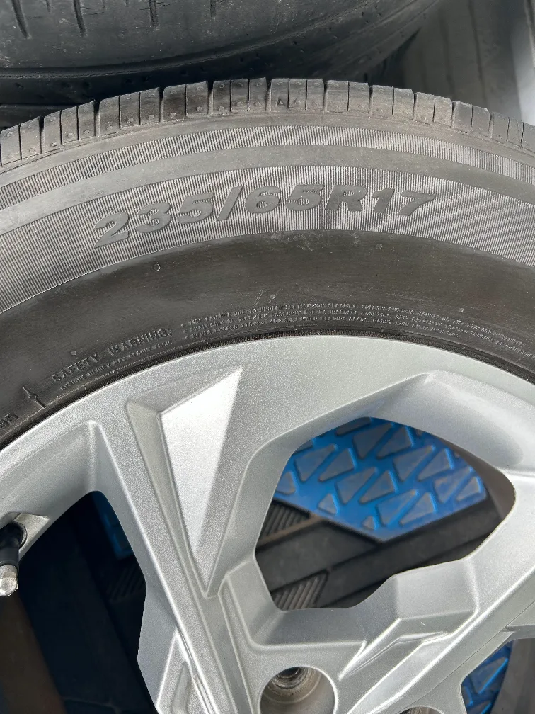 Hyundai 235/65R17 Tires on Rims image indicator(3)