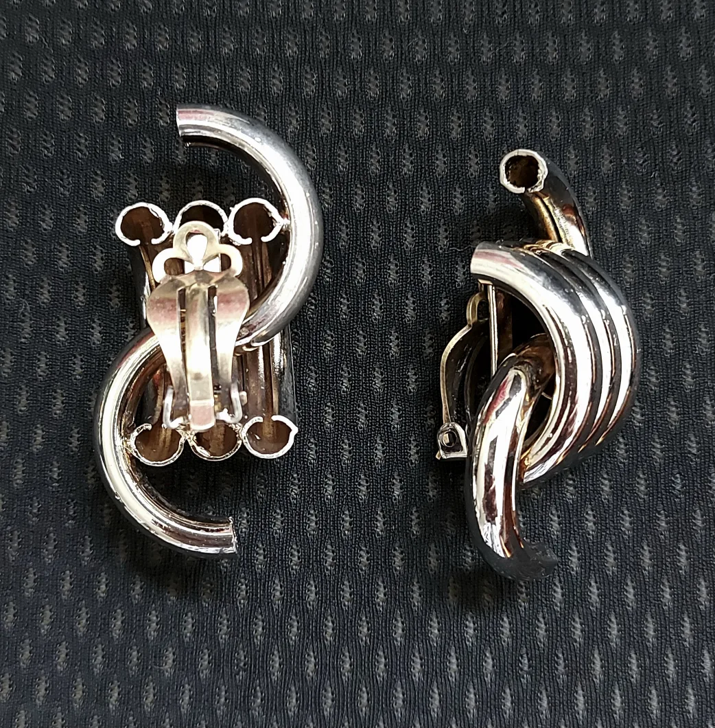 Vintage Silver Tone Clip-On Earrings image indicator(2)