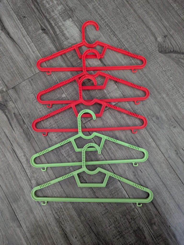 Set of 5 Kids’ Clothes Hangers – Red & Green thumbnail