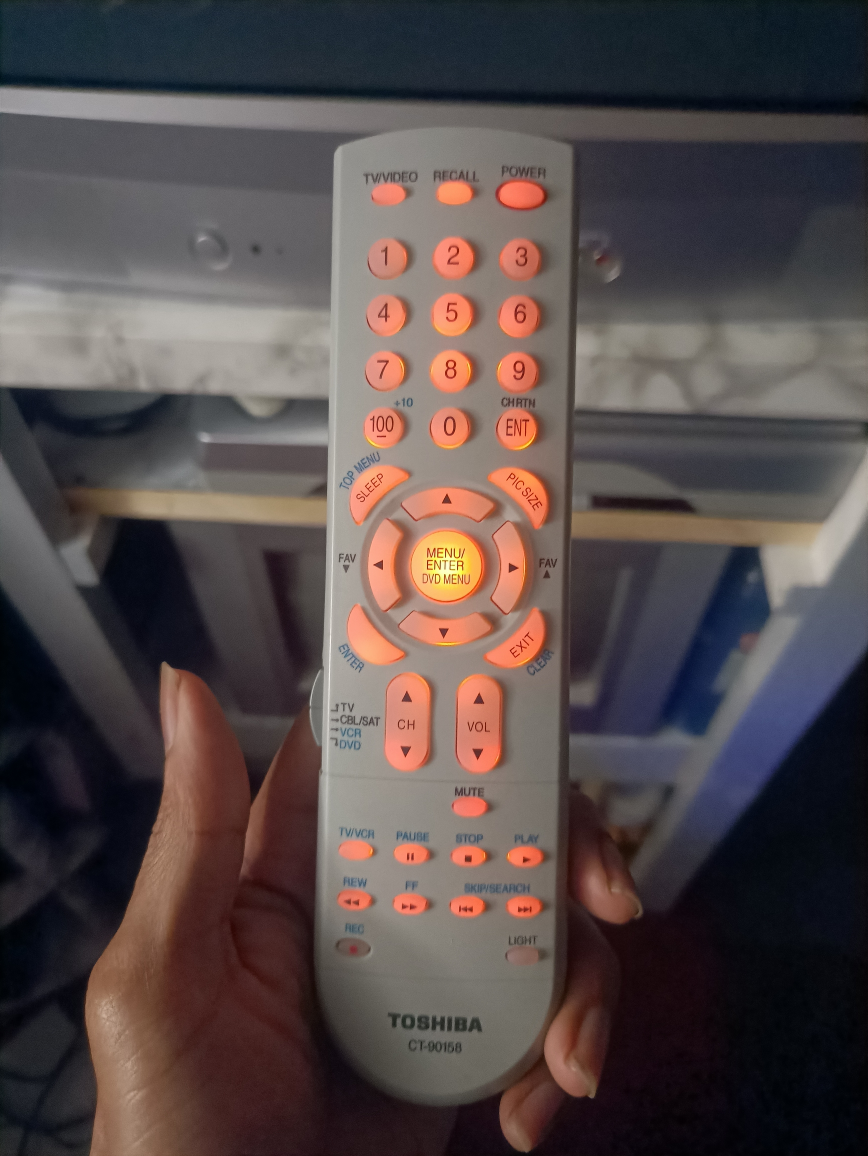 RGB modded toshiba 27a35c with backlit remote - photo 4