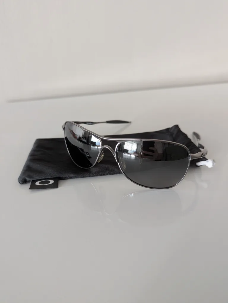 Oakley Sunglasses – Black with Polarized Lenses image indicator(2)