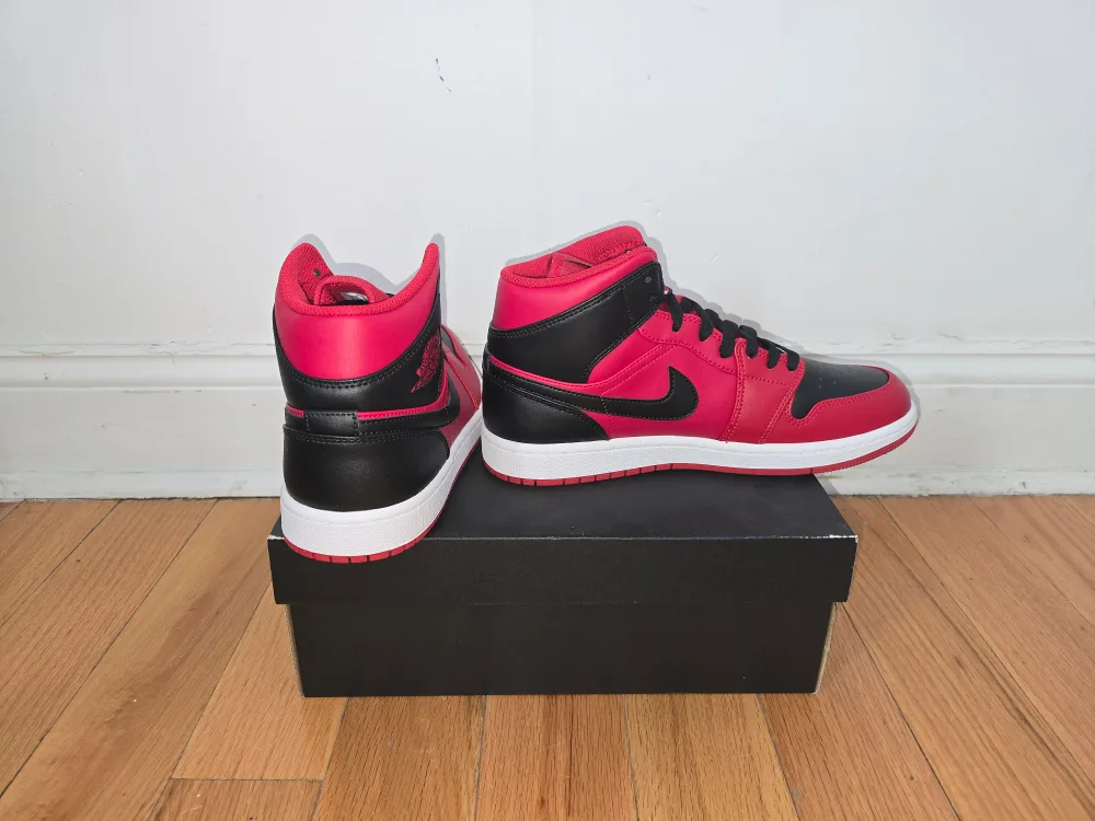 Air Jordan 1 Mid Black/Red image indicator(2)