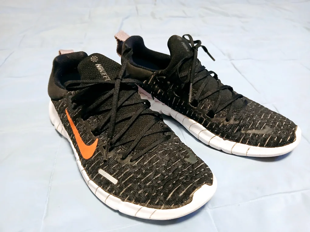 Women Size 7 Nike Sneakers thumbnail