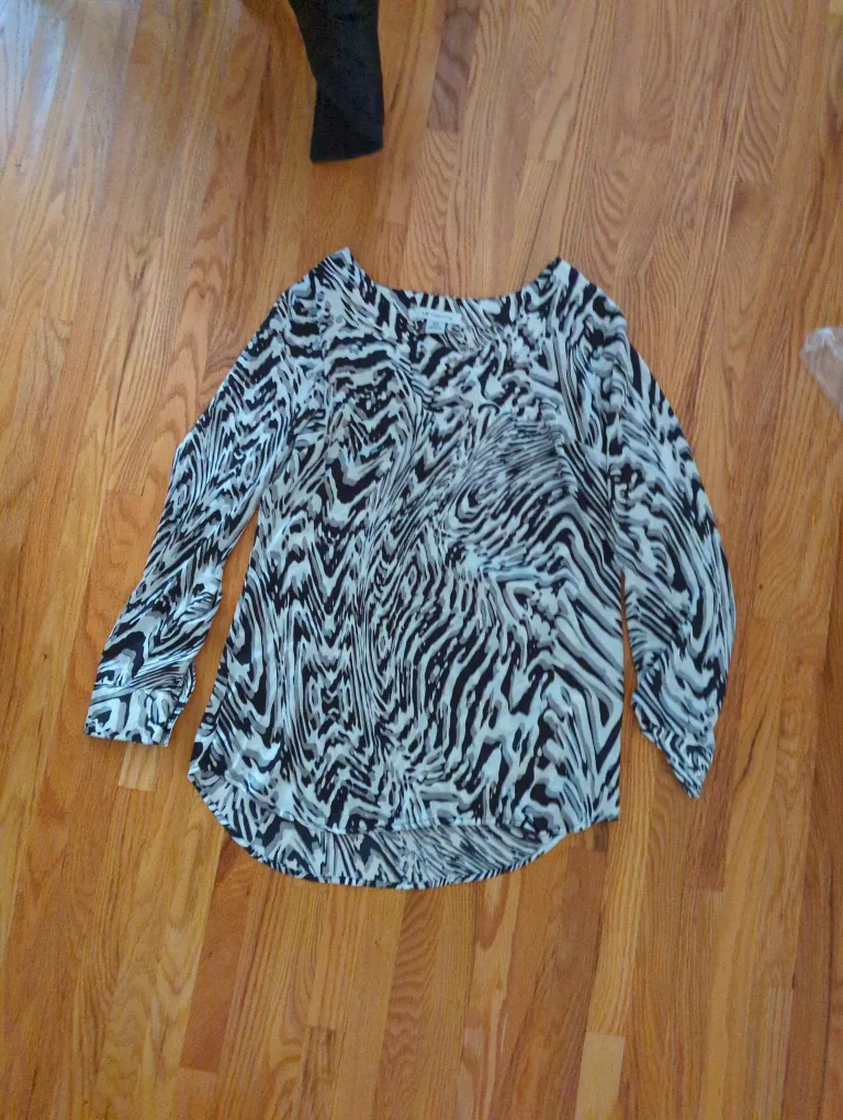 Black & White Animal Print Blouse 🇨🇦 thumbnail
