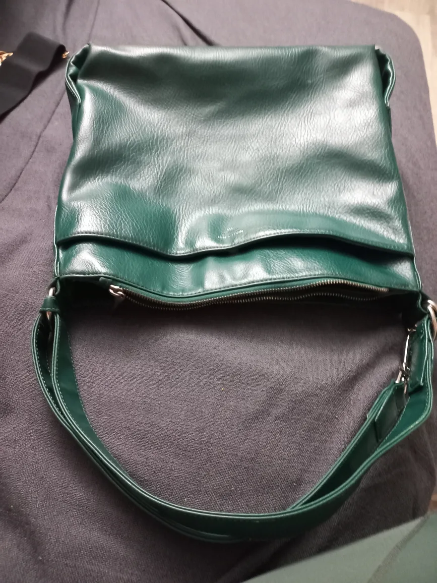 Assorted Women's Handbags image indicator(2)