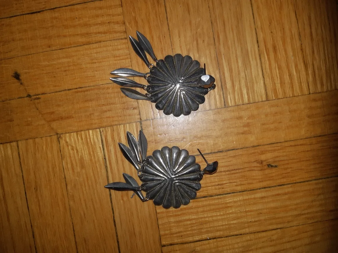 Silver Flower Earrings 🇨🇦 thumbnail