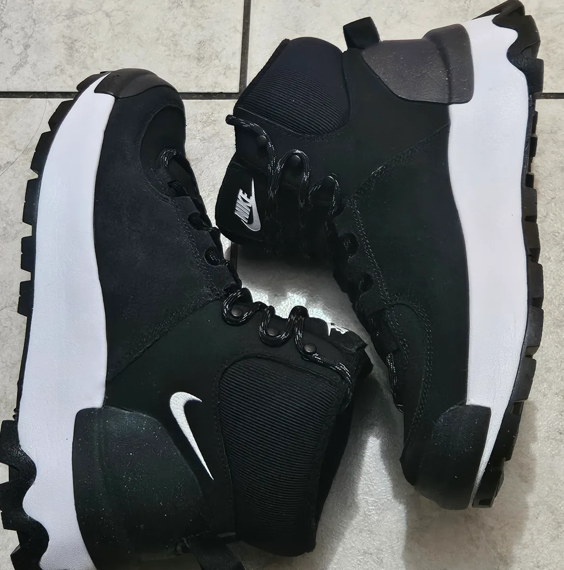 BN)Nike Size 7.5 US Women's City Classic Sneaker boot Black thumbnail