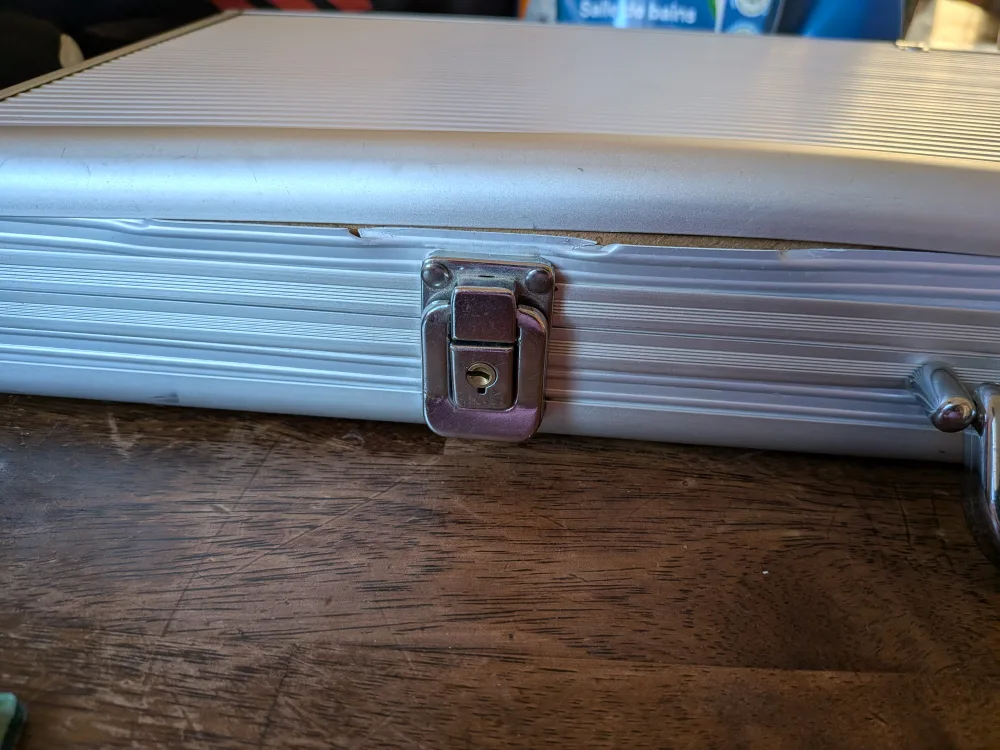 Poker Set in Aluminum Case image indicator(4)