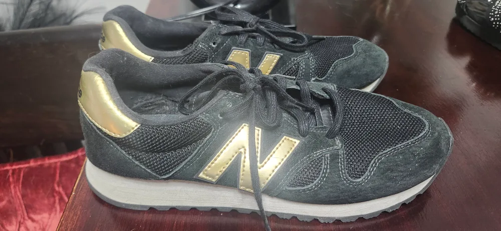 New Balance 520  Black & Gold Sneakers Sz 9.5 image indicator(4)
