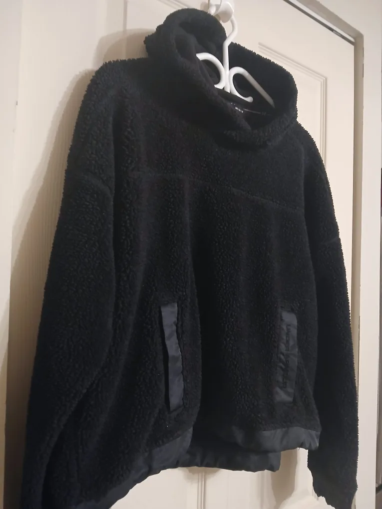 Under Armour black sherpa hoodie, size medium (M) image indicator(5)