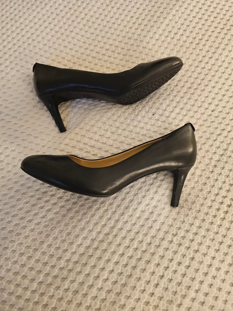 Michael Kors Black Leather Heels - 7.5/8 M image indicator(3)