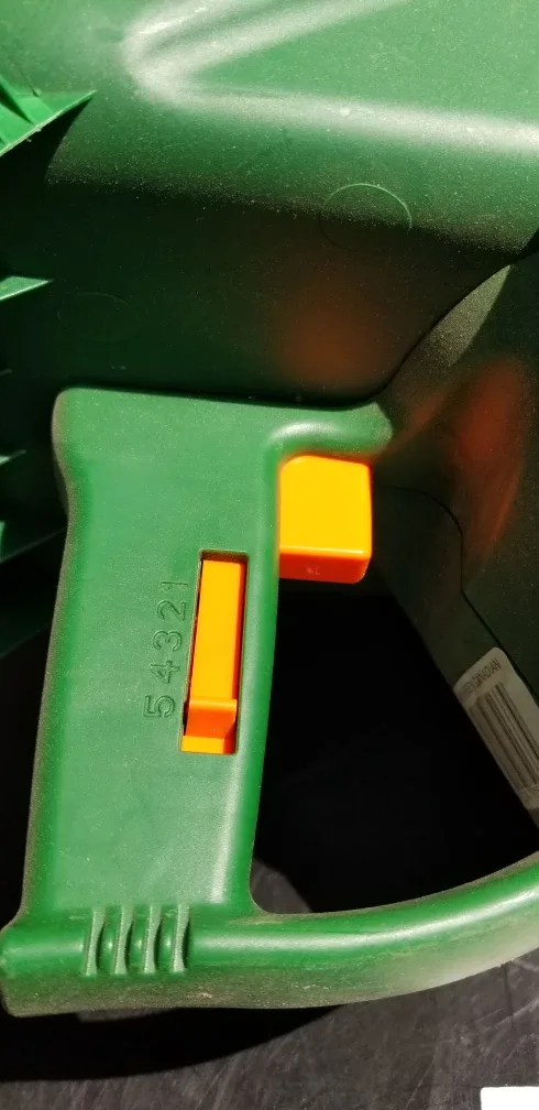 GARDEN/LAWN ITEMS - HAND HELD SPREADER/FERTILIZER & GARDEN OWL!! image indicator(5)