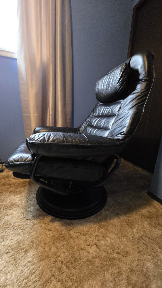 Leather swivel arm chair (large metal base)