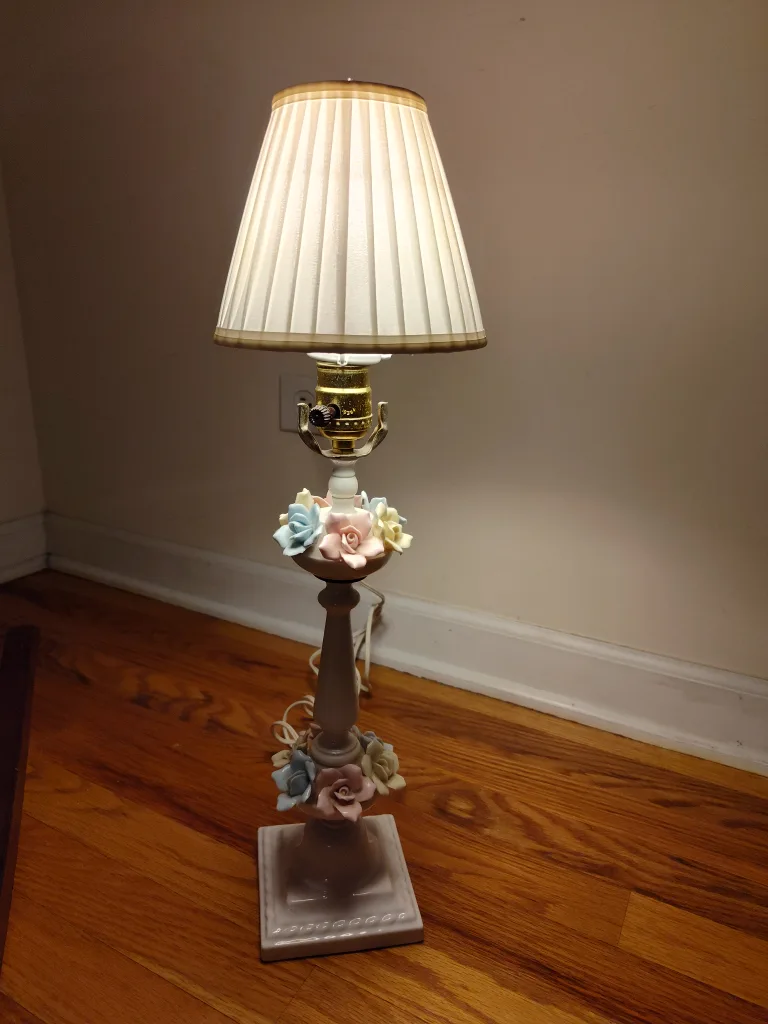 Vintage Floral Accent Table Lamp thumbnail