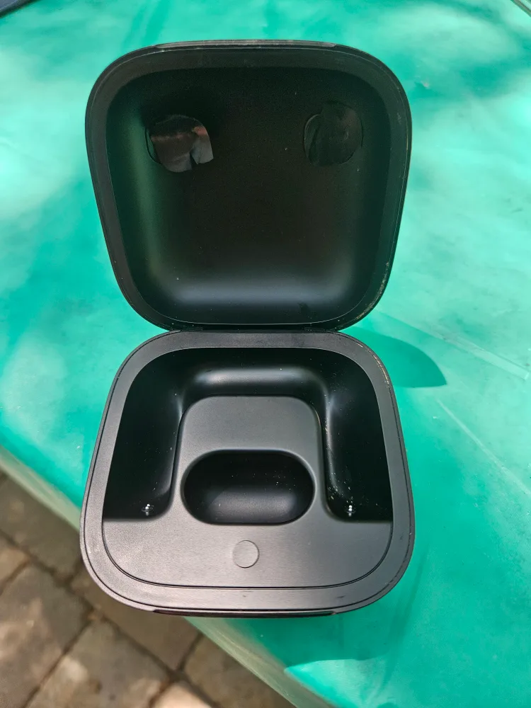 Beats Fit Pro Black Case image indicator(2)