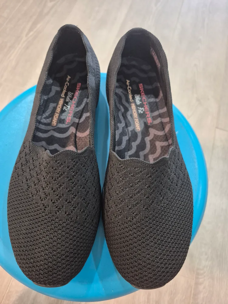 Skechers Air-Cooled Memory Foam Wide Fit - Size 8 thumbnail