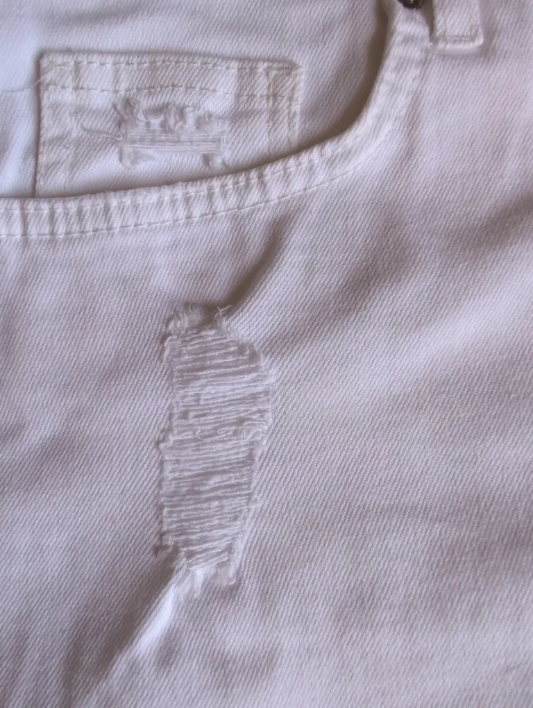 H&M White Distressed Denim Shorts - Size 8 🇨🇦 image indicator(4)