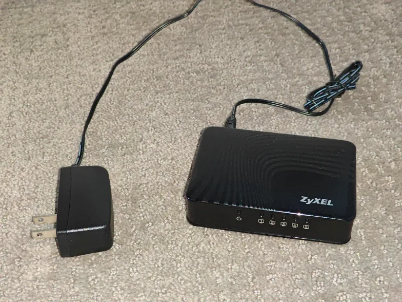ZyXel GS-1051 Desktop Gigabit Ethernet Media Switch, 5-Ports thumbnail