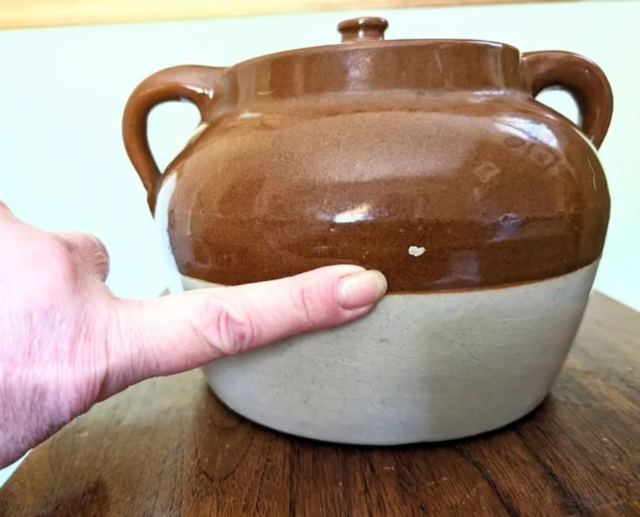 Medicine Hat Potteries Clay Bean Pot ~ 2 quart ~ 1940s image indicator(2)