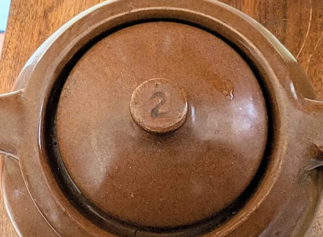 Medicine Hat Potteries Clay Bean Pot ~ 2 quart ~ 1940s image indicator(6)