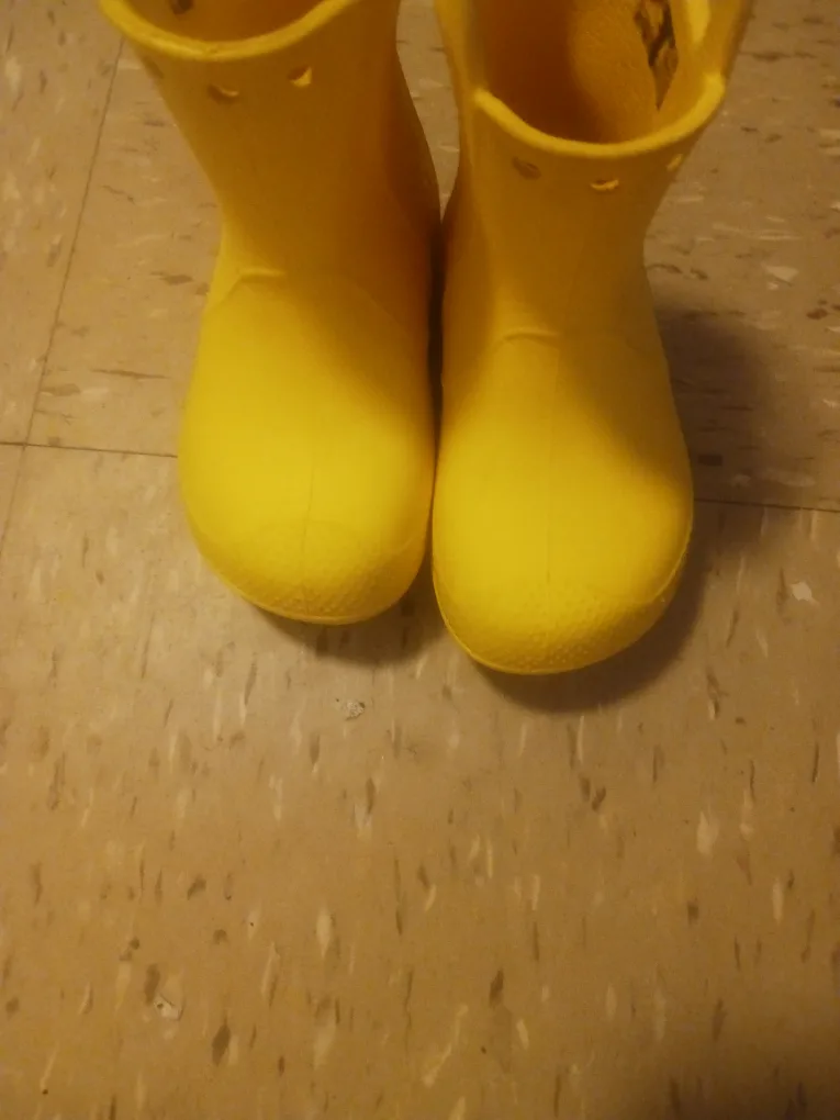 Kids Crocs Yellow Handle Rain Boots size 8 thumbnail