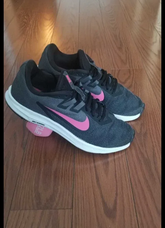 Nike Women's Shoes Size 7.5 thumbnail