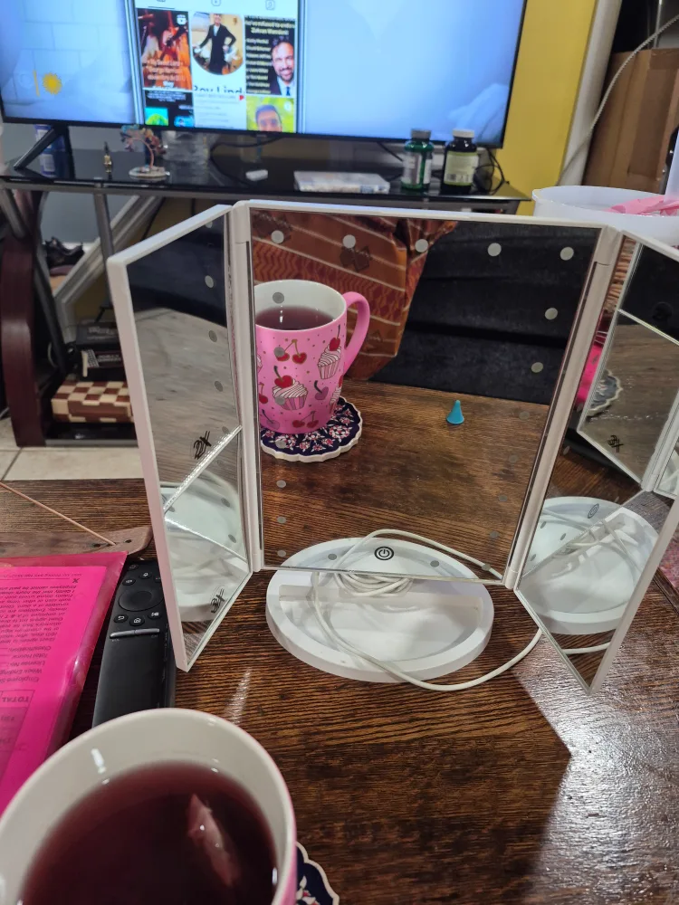 Tri-Fold Lighted Vanity Makeup Mirror image indicator(2)