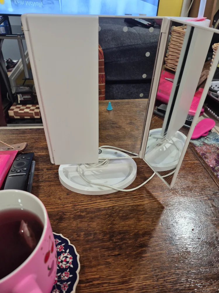 Tri-Fold Lighted Vanity Makeup Mirror image indicator(3)