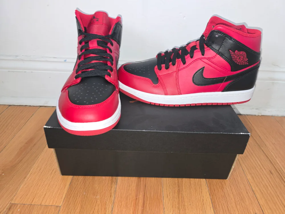 Air Jordan 1 Mid Black/Red image indicator(3)