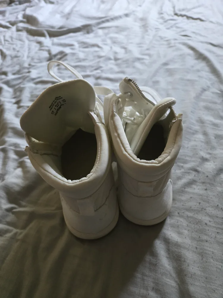 White High Top Sneakers, Size US 9 image indicator(3)